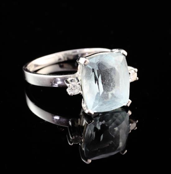 An 18ct white gold, aquamarine and diamond ring, size P.